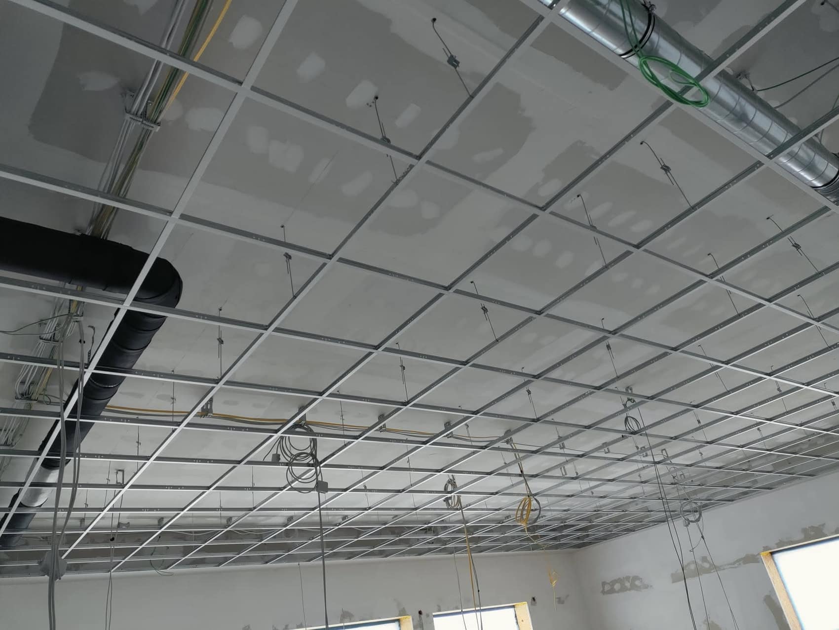 Deckenraster im Ausbau – Akustikbau